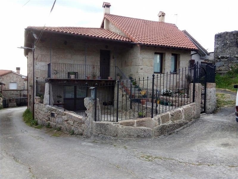 Cerramiento de hierro forjado instalado por Hinoxton en Ourense