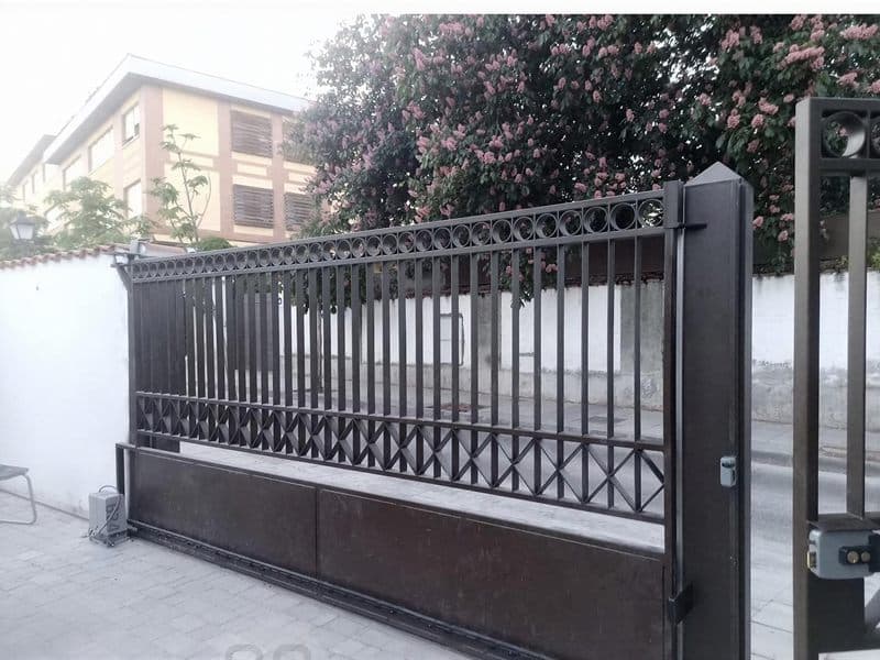 Portal metálico corredero fabricado por Hinoxton en Ourense
